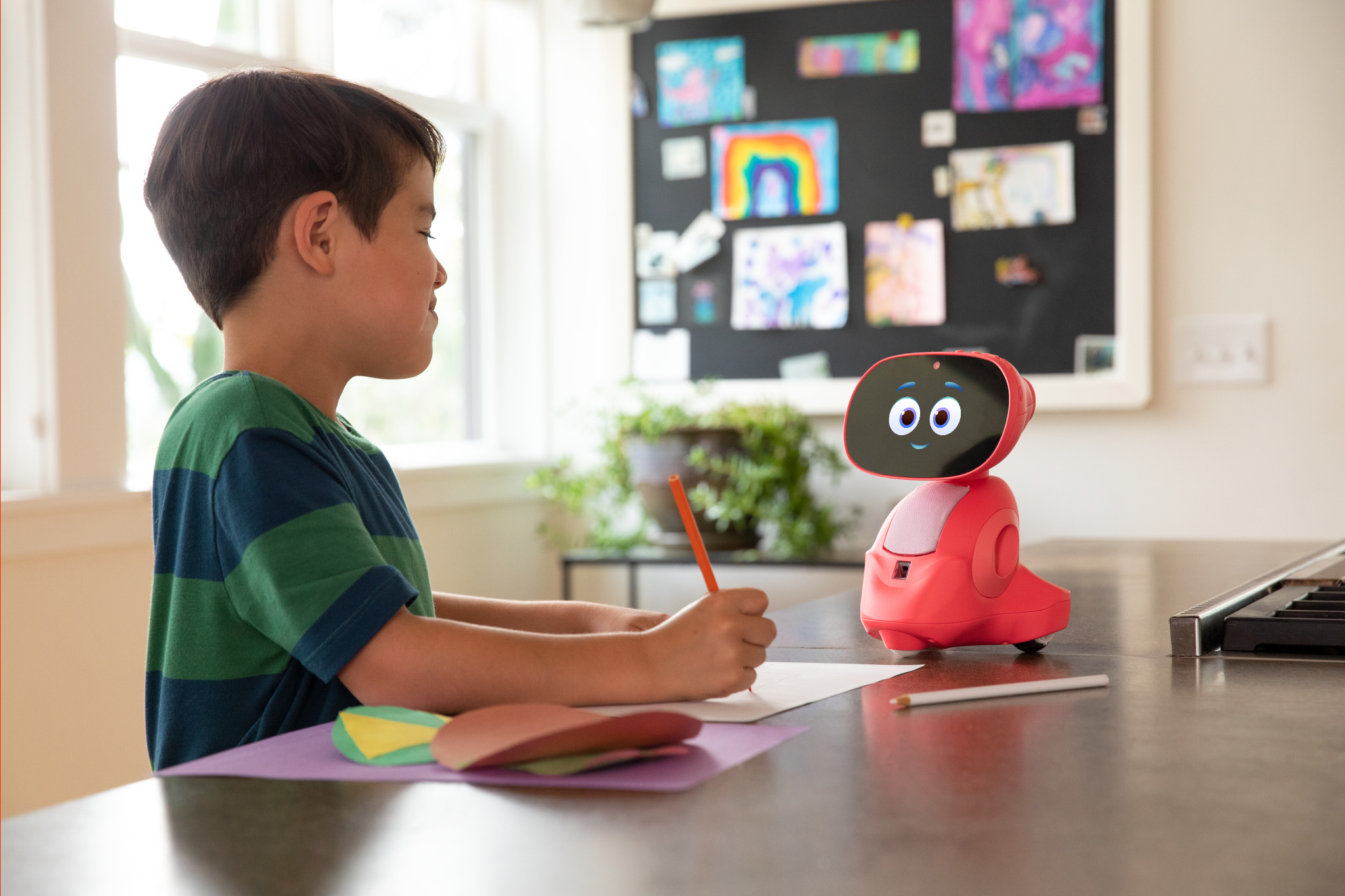 Miko 3 là robot AI giáo dục được nhiều phụ huynh lựa chọn nhờ khả năng tương tác thông minh và kho nội dung học tập phong phú