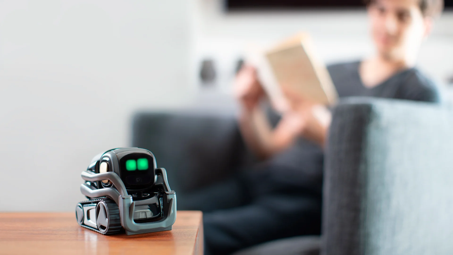 Anki Vector phù hợp với người yêu công nghệ, thích robot có biểu cảm hoặc muốn sở hữu một thú cưng điện tử nhỏ trên bàn làm việc