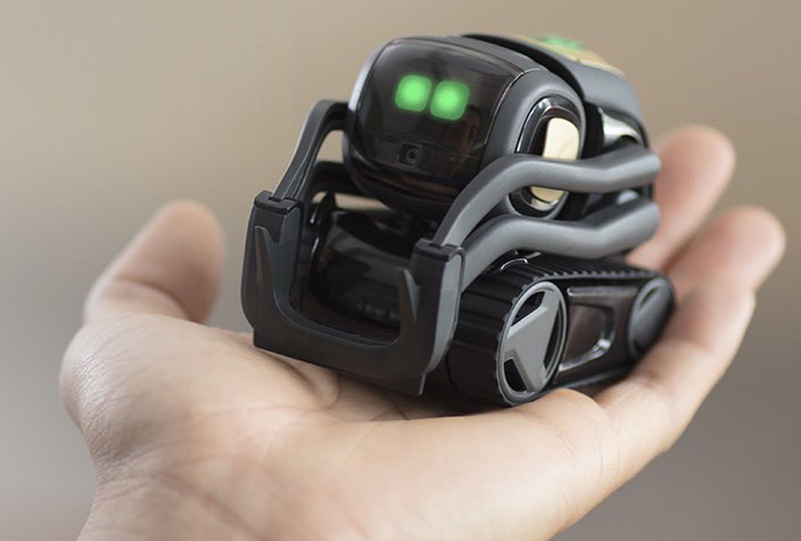 Anki Vector được đánh giá cao nhờ khả năng tương tác tự nhiên và thiết kế khác biệt so với nhiều robot AI cùng phân khúc