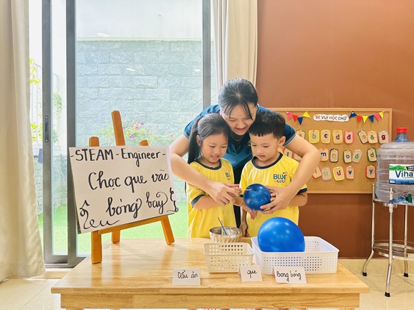 Với trẻ mầm non, hoạt động STEM nên ngắn, trực quan và có nhiều thao tác bằng tay. 