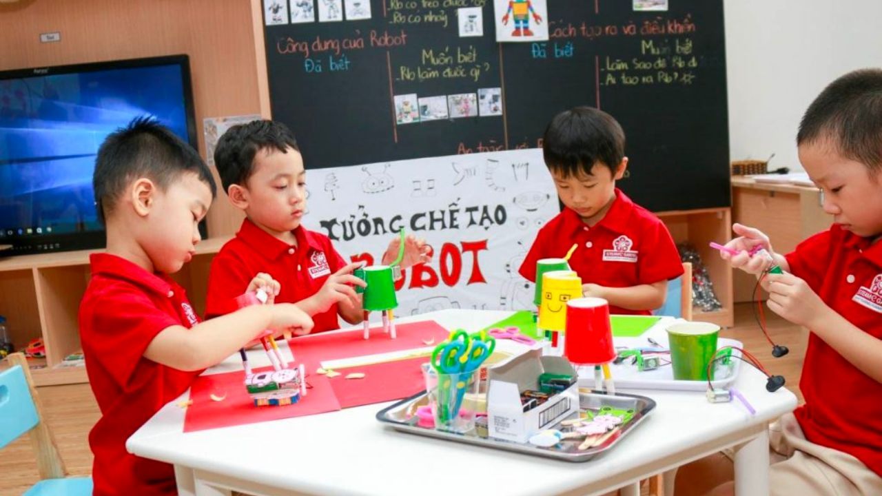 3.jpegMô hình STEM tích hợp liên môn, trẻ kết hợp kiến thức từ nhiều môn học để giải quyết một nhiệm vụ thực tế. 
