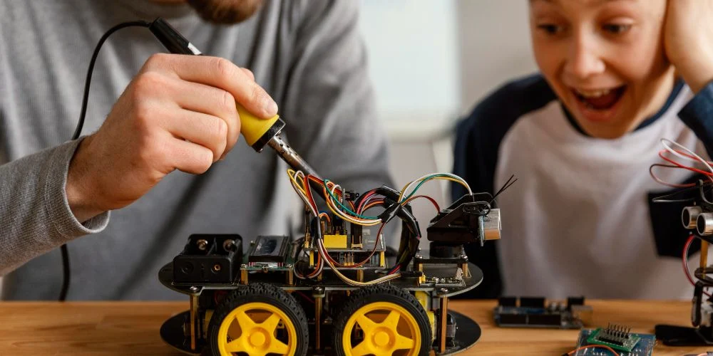 Mô hình STEM Robotics, lập trình, AI và chế tạo gắn với robot, lập trình, cảm biến, trí tuệ nhân tạo và các thiết bị công nghệ. 
