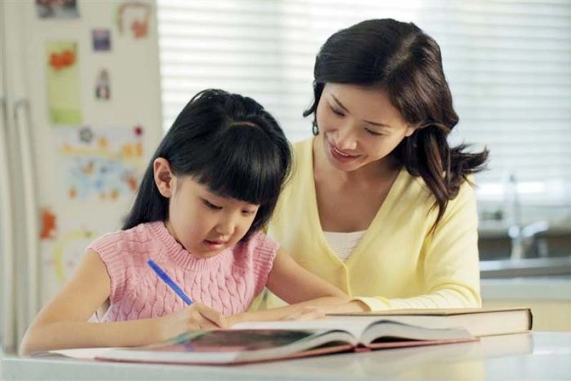 Một trong những cách đơn giản nhất để hình thành thói quen học tập cho trẻ là duy trì một khung giờ học tương đối ổn định mỗi ngày