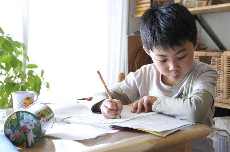 Yêu cầu trẻ hoàn thành quá nhiều bài tập cùng lúc có thể khiến trẻ cảm thấy áp lực và nhanh chóng mất hứng thú