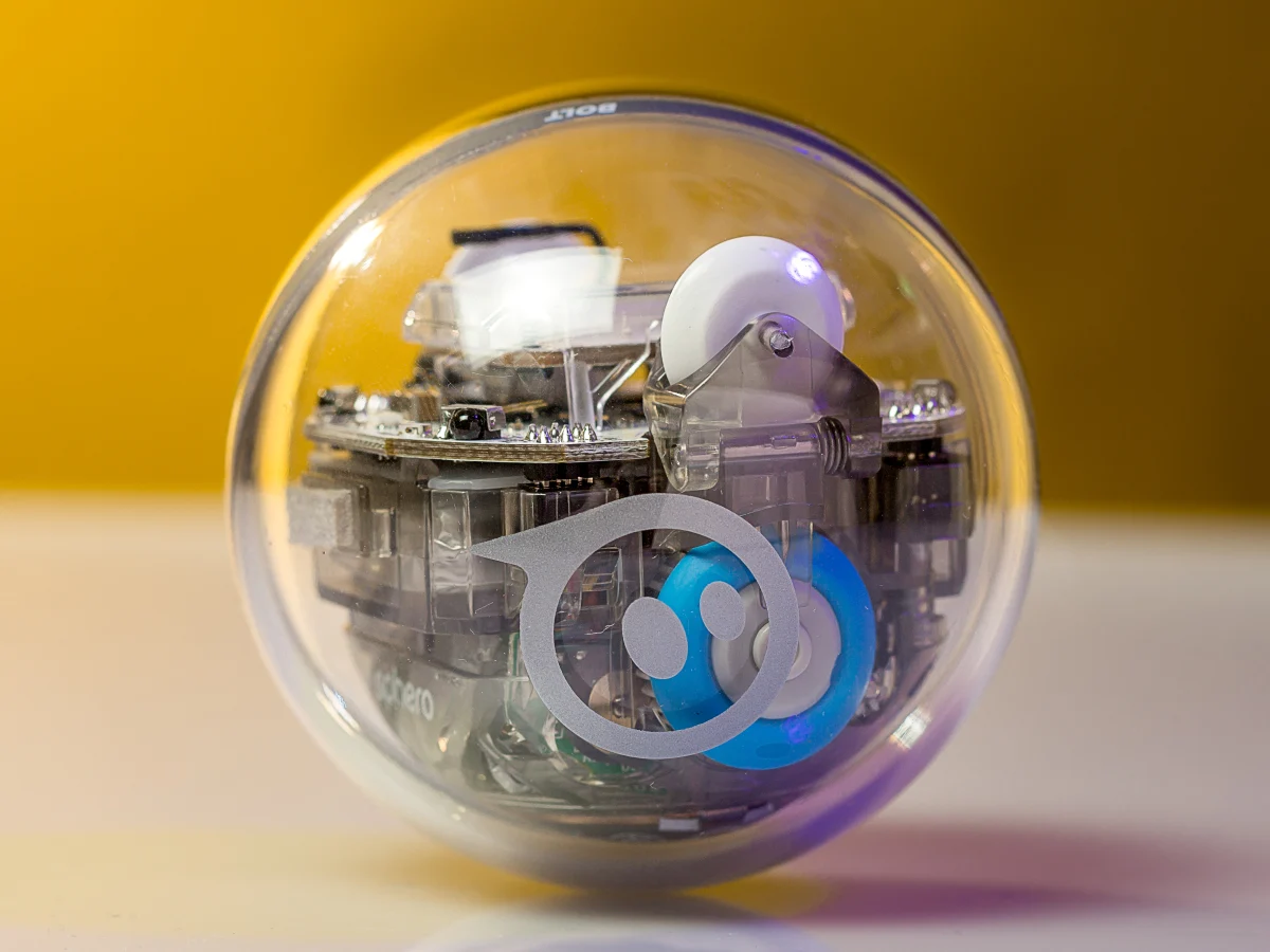 Sphero BOLT là robot giáo dục hướng đến những trẻ đã có nền tảng lập trình và muốn khám phá các dự án phức tạp hơn