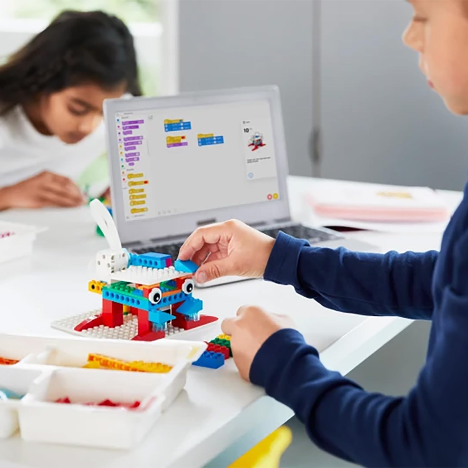 LEGO Education SPIKE Essential kết hợp giữa bộ lắp ráp LEGO quen thuộc với lập trình và các hoạt động STEM