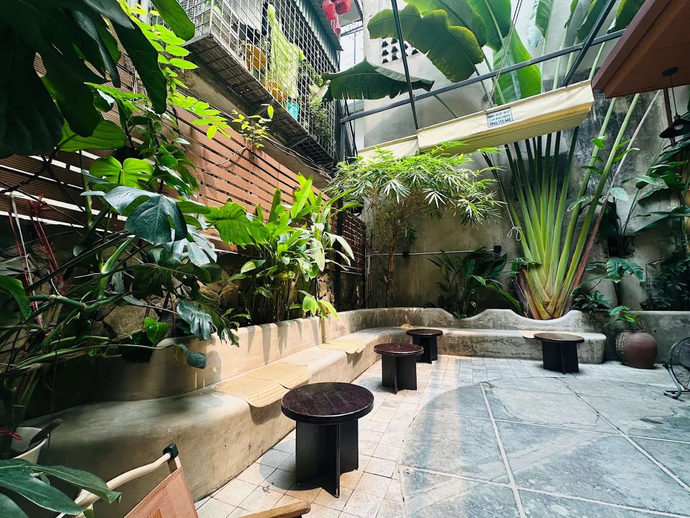 Nằm trên con phố Trần Xuân Soạn sầm uất ngay trung tâm Hai Bà Trưng, Inside Cafe lại mở ra một khoảng không gian xanh mát và tĩnh lặng đến bất ngờ.