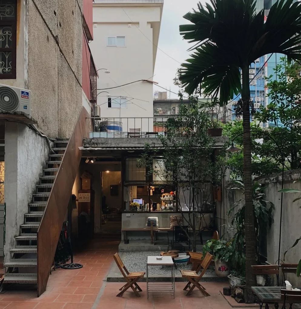 Acof Atelier mang đến một làn gió mới lạ khi biến một căn hộ khu tập thể cũ Thanh Xuân Bắc thành một xưởng nghệ thuật ngập tràn không khí thiên nhiên.