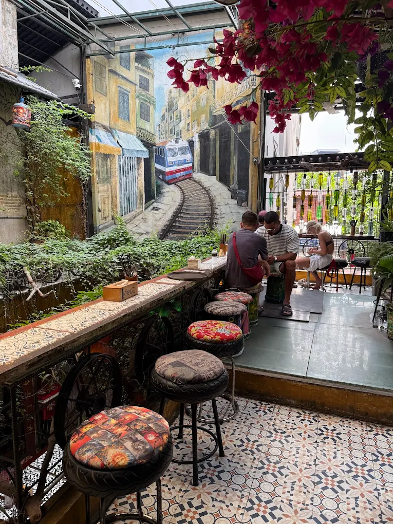 Nằm ẩn mình trong một con ngõ nhỏ thanh bình rợp bóng mát, Hidden Gem Coffee mang lại cảm giác bình yên và mộc mạc tựa như một ngôi nhà vườn đầm ấm
