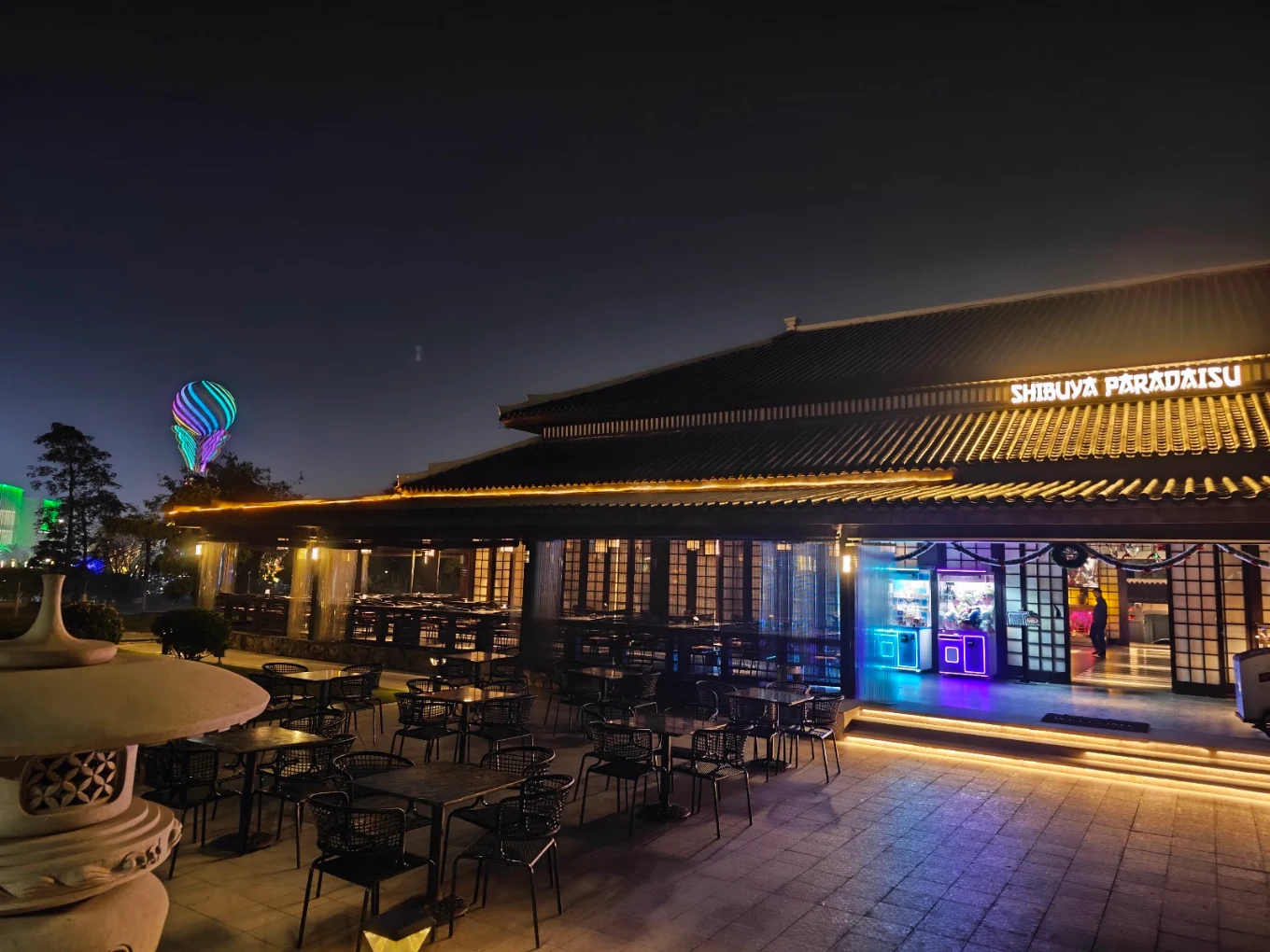 Sở hữu tọa độ đắt giá ngay cạnh công viên Vườn Nhật quy mô lớn, Rosé Café & Pub mang đến một trải nghiệm không gian mở đẳng cấp và sang trọng