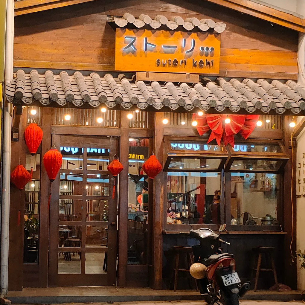 Sutori Kohi mang ý nghĩa là nơi lưu giữ những câu chuyện, tọa lạc ngay bên hồ Văn Quán lộng gió. Quán mang đậm vẻ đẹp phong cách quán cà phê Nhật Bản