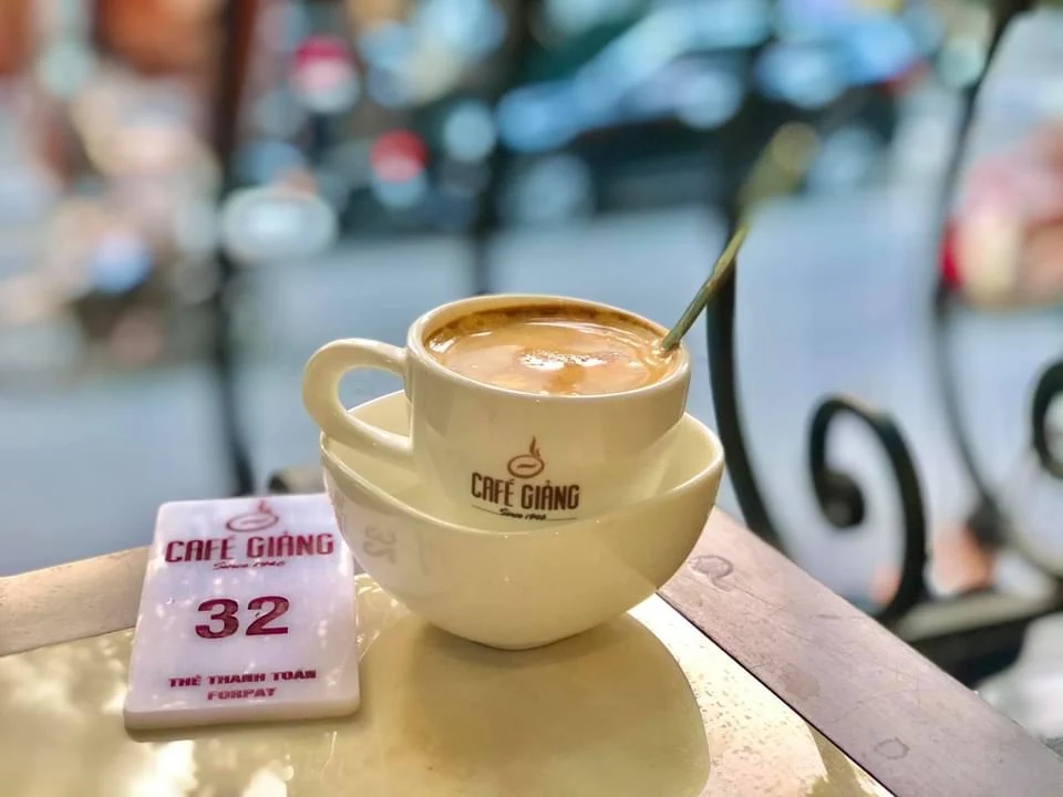 Là "nơi khai sinh" ra món cà phê trứng huyền thoại, Cafe Giảng luôn nằm ở đầu danh sách những điểm đến phải ghé của mọi tín đồ mê ẩm thực Hà Thành.