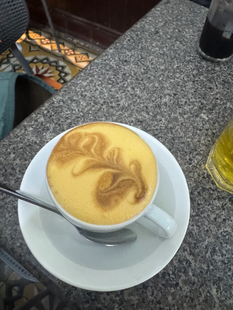 Nằm trên con phố cà phê Triệu Việt Vương sầm uất, Thọ Cafe là địa điểm quen thuộc của những tâm hồn mê không gian cà phê vỉa hè đậm chất Hà Thành.