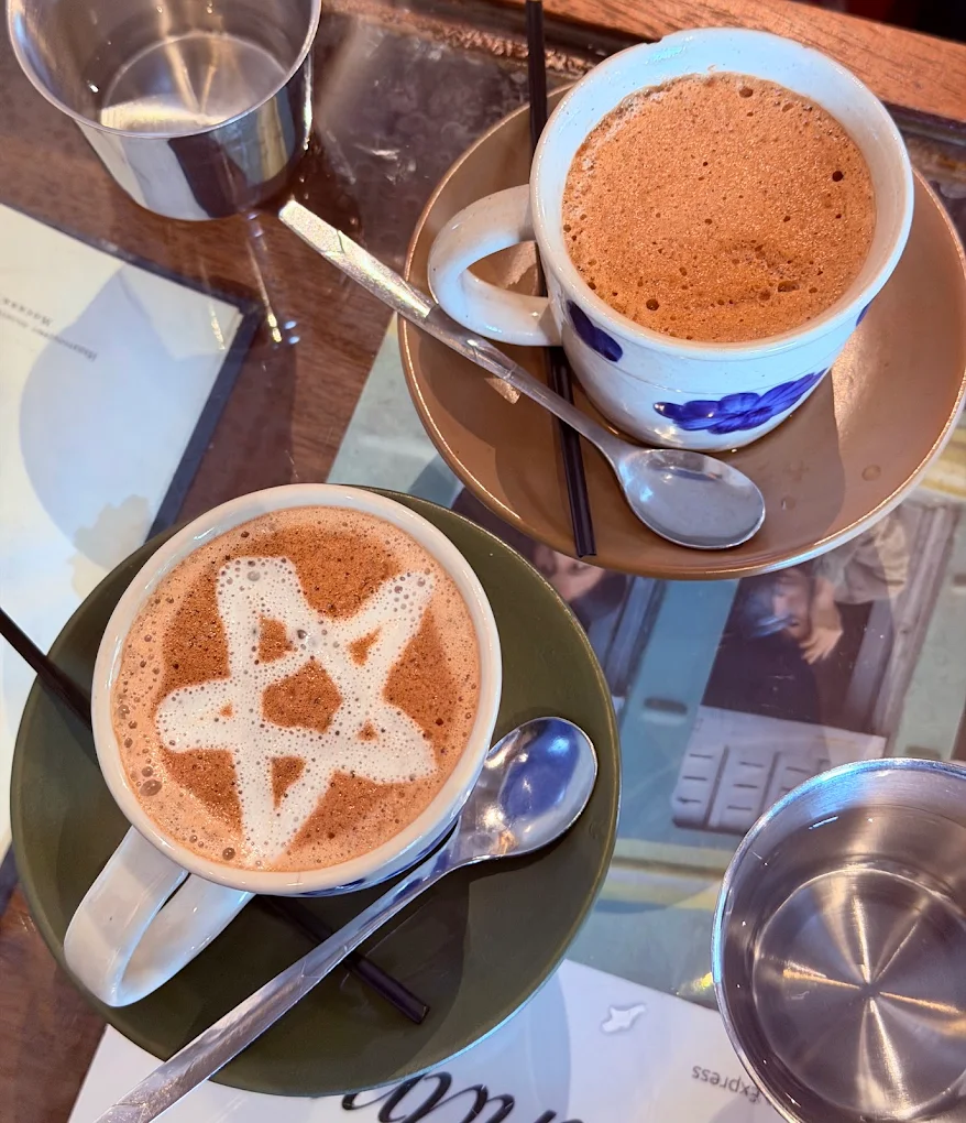 Cộng Café chi nhánh Nhà Thờ sở hữu tọa độ đắt giá với tầm nhìn trực diện ra Nhà Thờ Lớn cổ kính.